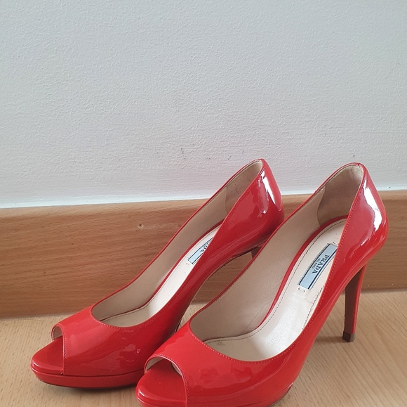 Prada Patent Leather Heels, 37.5 includes dustbag - Picture 5 of 6